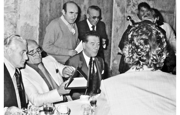 1977 - Garbo dOro, gli ascianesi si congratulano con Gagliano