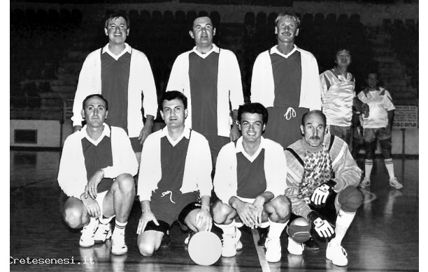 1986? - Ginnasti al Palazzetto, prima di una partita a calcetto