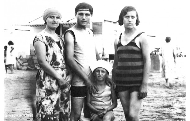 1938 - Bagnanti all'Ardenza sul litorale livornese