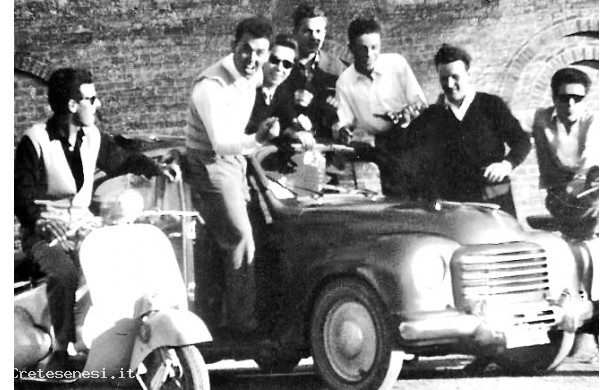 1953 - Giovani con auto e moto