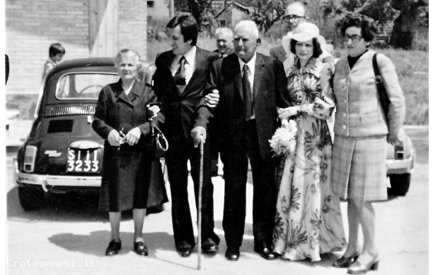 1975, Luned 2 Giugno - Luciana e Giuseppe con i parenti dello sposo