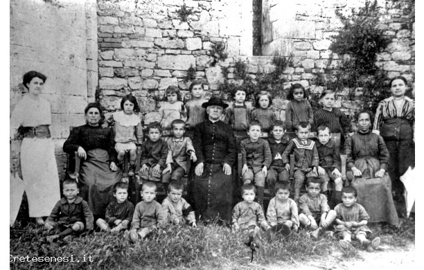 1910-1920 - I bambini dell'asilo parrocchiale dietro la Pieve di San Vittore