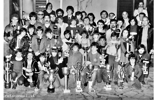 1982? - Quanti podisti e allievi, riuniti dal Cannelli