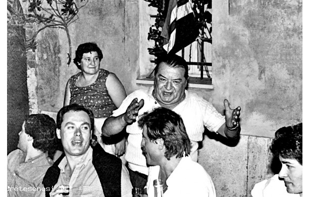 1983, Agosto - Chiacchiere alla cena contradaiola nel Cocciaio
