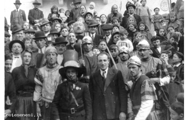 1939 - I Bruscellanti sulle scale di piazza Garibaldi