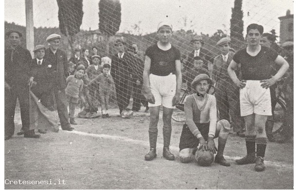 1930 circa - I giocatori di calcio del FERT
