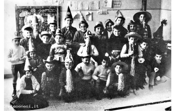 1960 - La pluriclasse della Stazione a carnevale