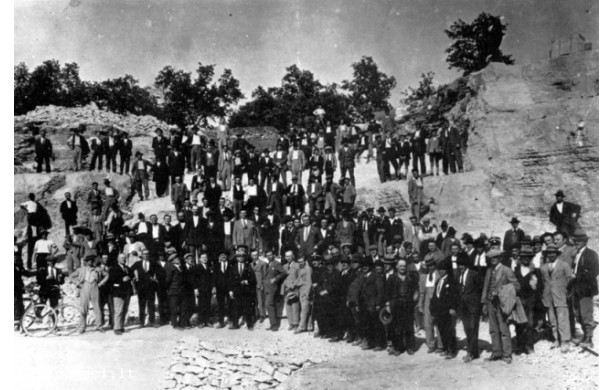 1926 - Gruppo di persone composto da operai ed autorità locali
