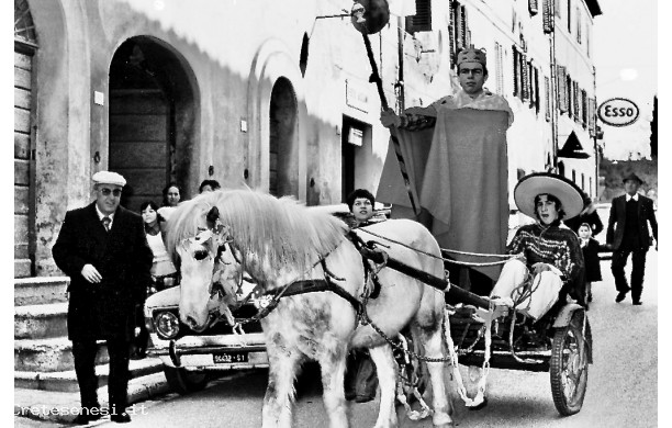 1977 - Il Re del Carnevale sopra il cocchio trainato da un cavallo