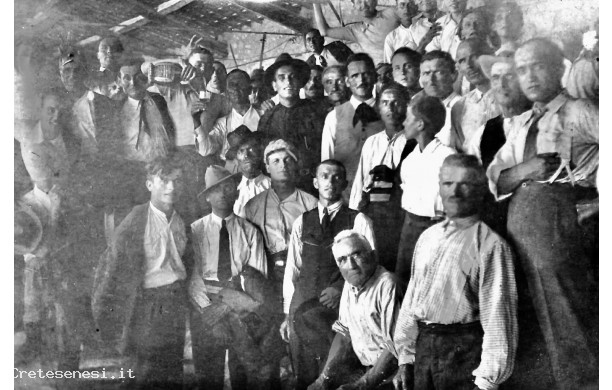1924 - Gruppo di cavatori insieme sotto una parata per foto ricordo