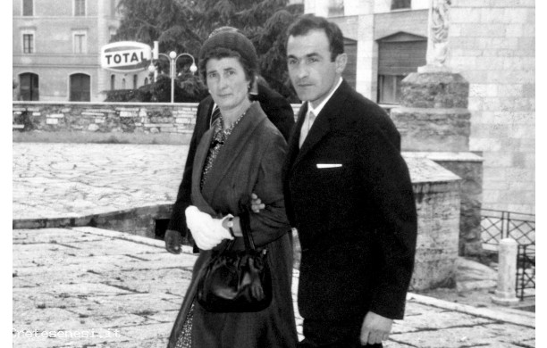 1966, Gioved 16 Giugno - Enzo accompagnato in chiesa dalla madre