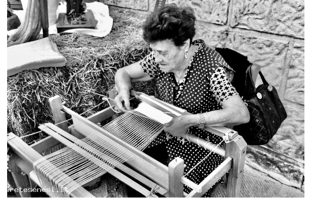 2015, 20 Settembre - Festa Contadina: esempio di tessitura al telaio
