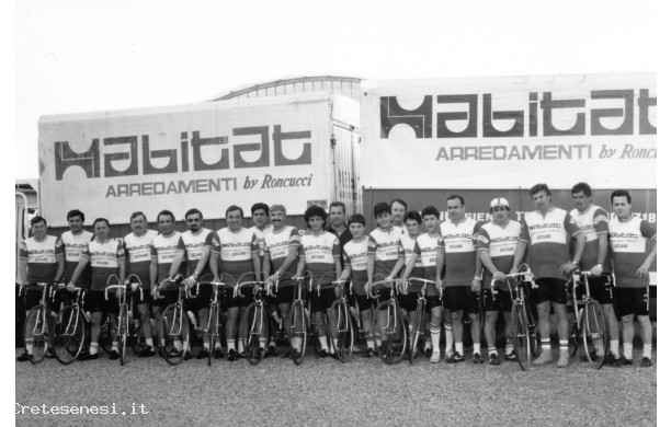 1985 - Foto ricordo della squadra ciclistica Habitat
