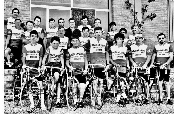 1984 - La Squadra Habitat davanti al negozio di Mobili