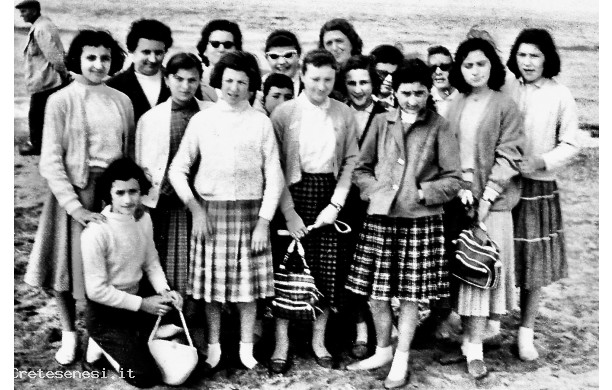 1961 - Ragazze della Seconda e Terza Media in gita a Lerici e Porto Venere