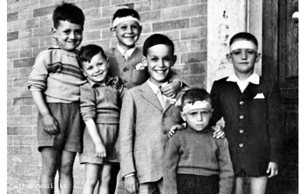 1950 - Gruppo di amici il giorno della Cresima a Serre
