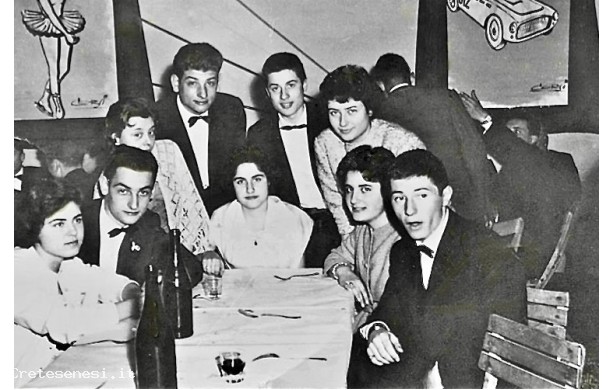 1958 - Tavolata  di giovani al Ravvivati per il Carnevale