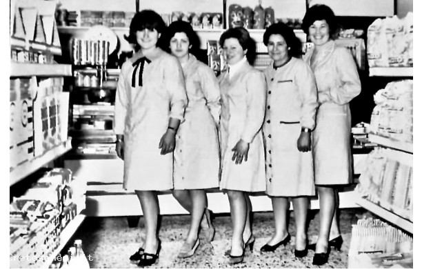 1964 - Le commesse della Coop in via Roma