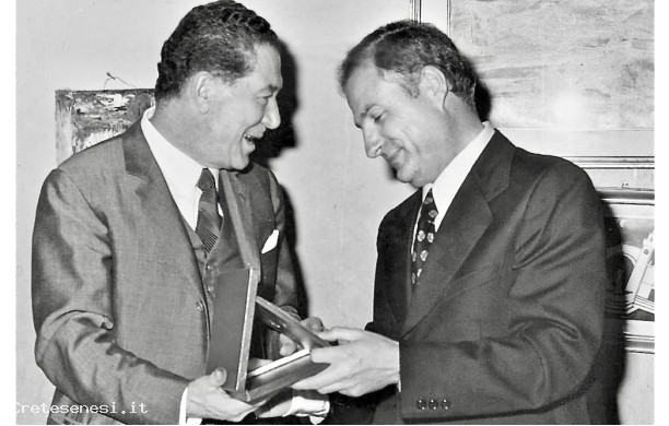1976 -1- Garbo d'Oro a don Giordano Giustarini, la consegna del premio