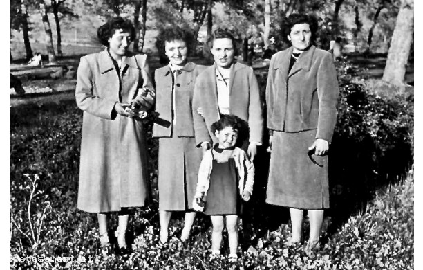 Scampagnata con i vestiti della festa