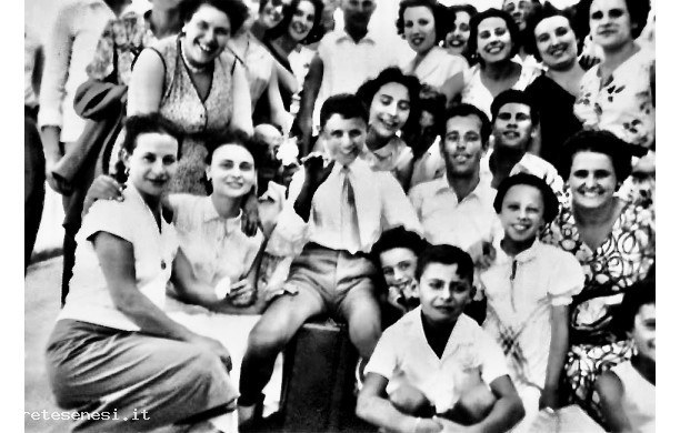 1956, Sabato 11 Agosto - Gruppo di donne con qualche intruso al matrimonio di Giuseppe Bianchini