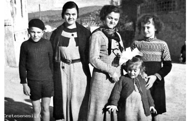 1936 - Gruppo di mamme con figli davanti al Piazzone