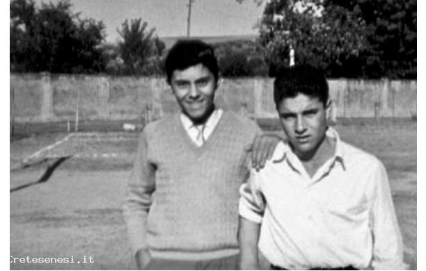 1955 - Due amici allo stadio