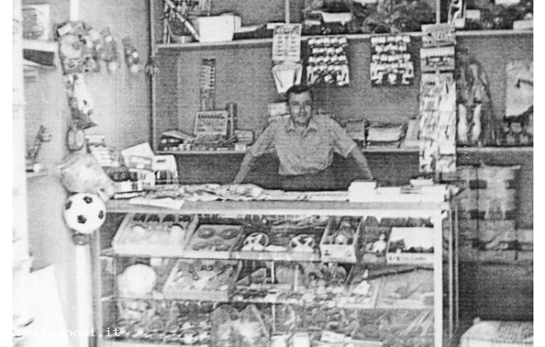 1971 - la bottega di giornali di Remigio
