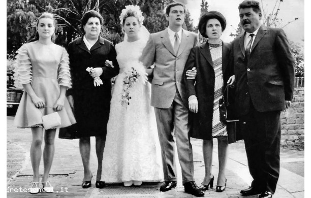 1969, Luned 15 settembre - Franco e Angela, una bella coppia di sposi con i parenti stretti