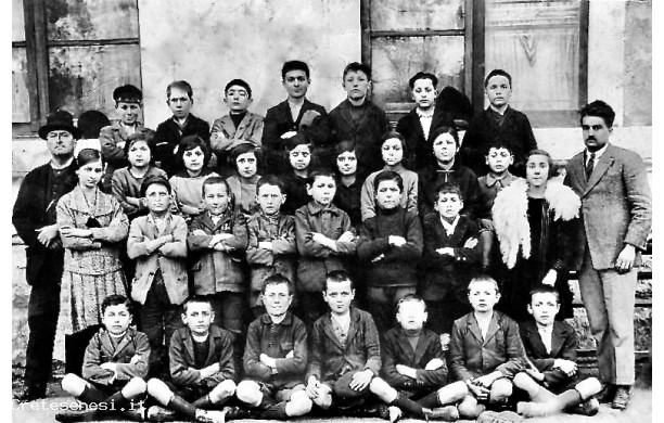 1926 - Gruppo di scolari di quinta Elementare nati nel 1915