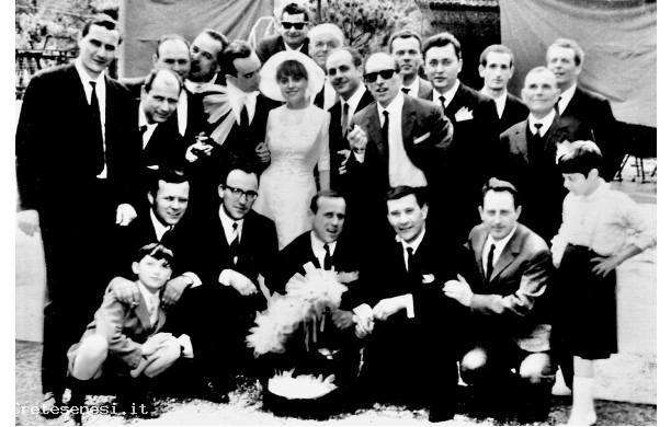 1966, Lunedì 9 Maggio - Gli sposi con tutti gli amici