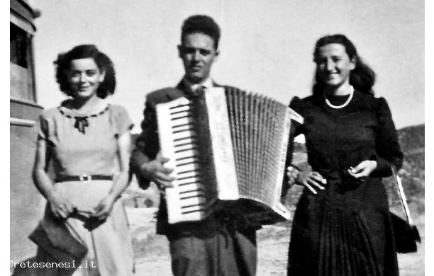 1947 - In giro con la fisarmonica