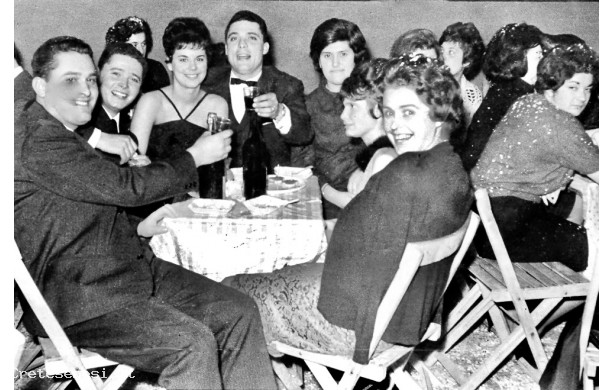 1963 - Amici e parenti al cenone di Carnevale