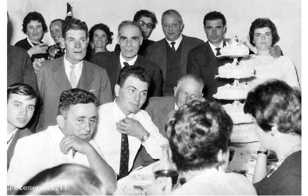 1960, Giovedi 27 Ottobre - Sposi e invitati al taglio della TORTA