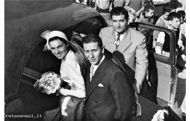 1952 - Partenza degli sposi sull'auto a noleggio