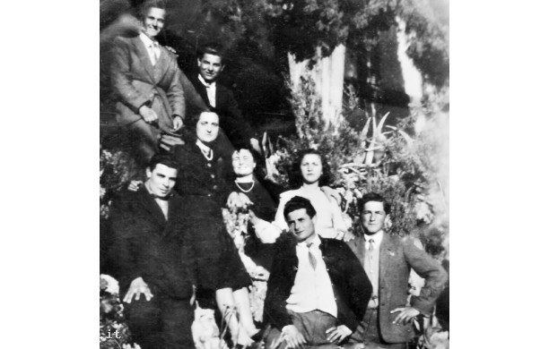1952 - Gruppo di amici nel giardino di Rencine