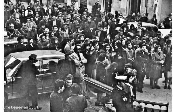 1975 - Le lavoratrici della FASCA occupata manifestano in piazza