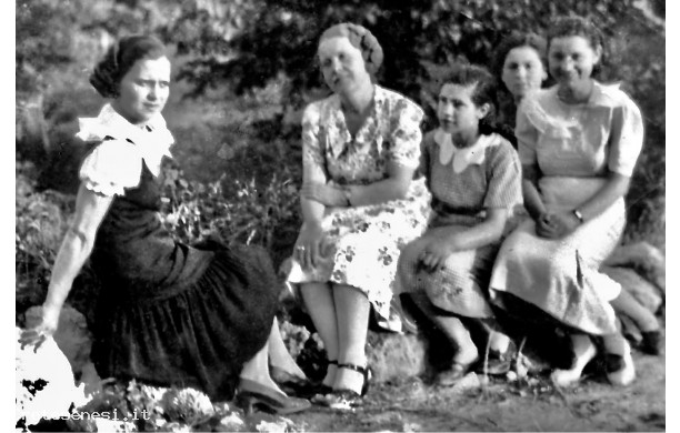 1940? - Donne eleganti in posa