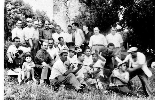 1960, Domenica 3 Luglio - In posa per la foto sotto la Torre