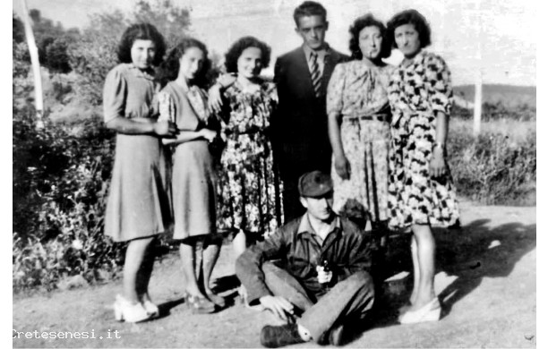 Gruppo di amici in campagna