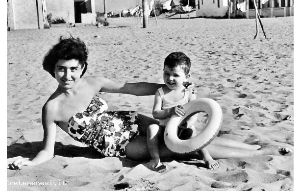 1964? - Alberto e Vera sulla spiaggia