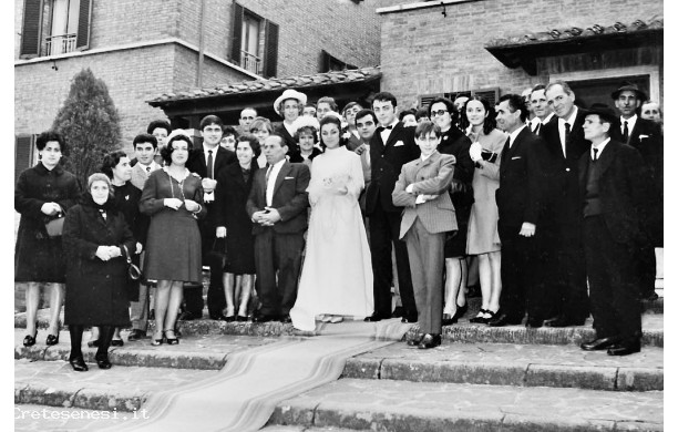 1968, domenica 24 novembre - Gli sposi con tutti gli invitati