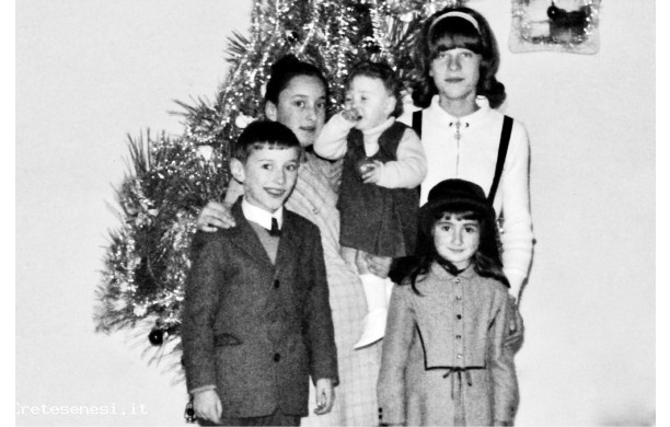 1969, Dicembre - Gruppo di bambine e ragazzi