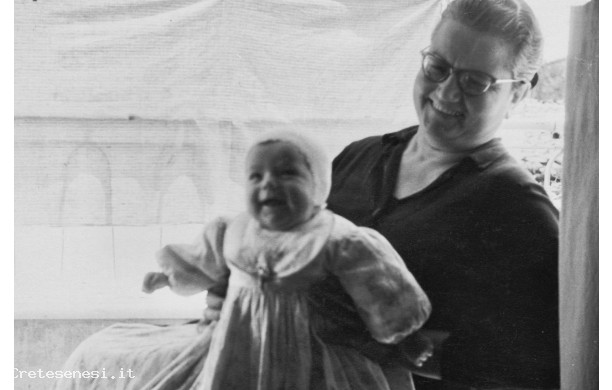 1957 - La primogenita in braccio alla nonna