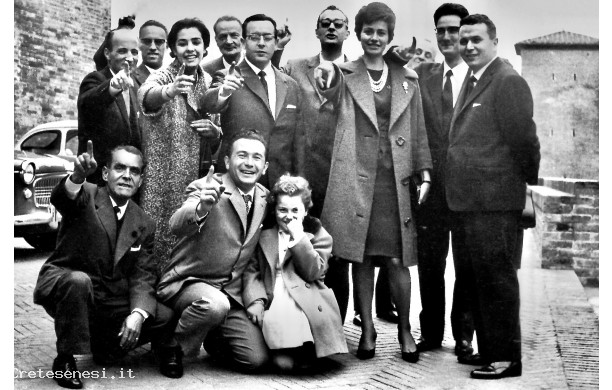 1966? - Gruppo di personaggi a Monte Oliveto Maggiore