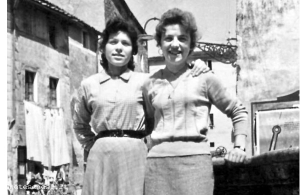1963? - Due belle ragazze alla fontana di Piazza del Grano