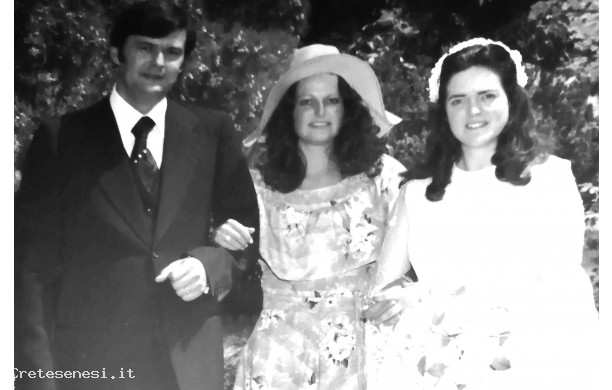 1975, Sabato 16 Agosto - Gli sposi con Luciana