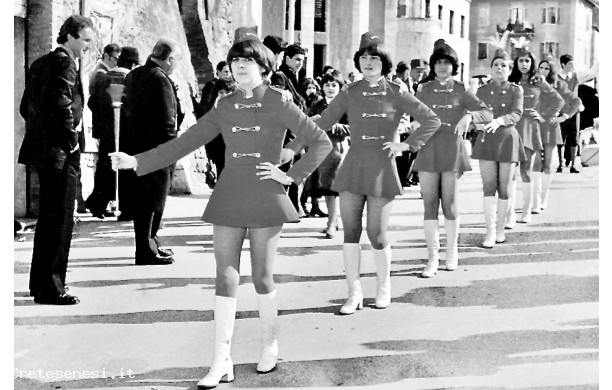1977 - Le Majorette entrano in paese da Porta Massini