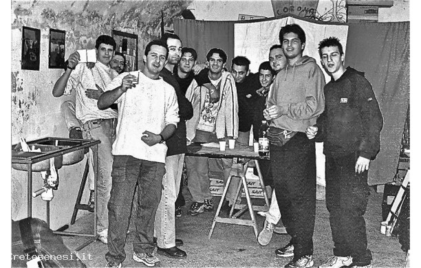 1997 - Gli attivisti della Corona festeggiano nella vecchia sede