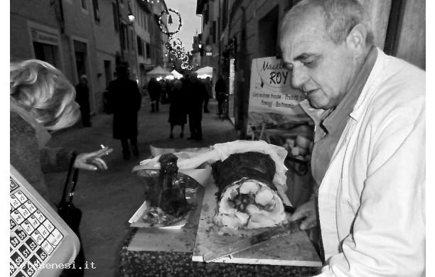 2014, 14 Dicembre - Roi vende la porchetta al Mercatino delle Crete
